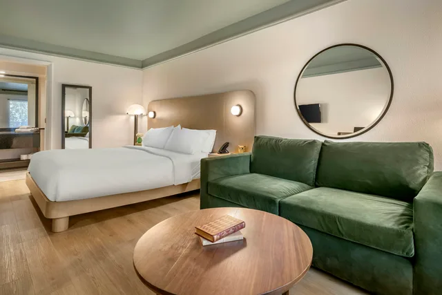 غرفة قياسية بسرير كينج، voco Kissimmee Orlando by IHG 2/5