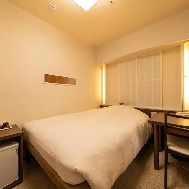 غرفة بسرير نصف مزدوج في المبنى الرئيسي للمدخنين، Hotel Sunlite Shinjuku 1/9