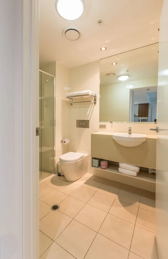1 Bedroom, Apartment, King Bed, Hinterland View, Wyndham Hotel Surfers Paradise 2/2