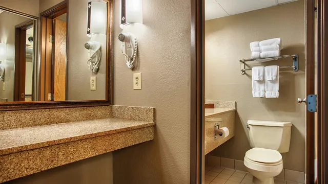 جناح بسرير كينج مع أريكة بحوض جاكوزي، Best Western Plus Kelly Inn and Suites 6/10