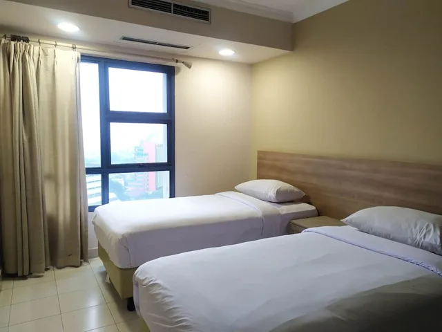 غرفة عائلية بسرير كوين وسريرين منفصلين بـ3 غرف نوم، Grand Tropic Suites Jakarta 2/10