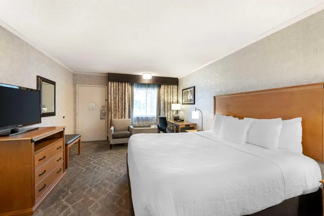 غرفة بسرير كينج للمدخنين، Best Western Plus Black Oak 1/5