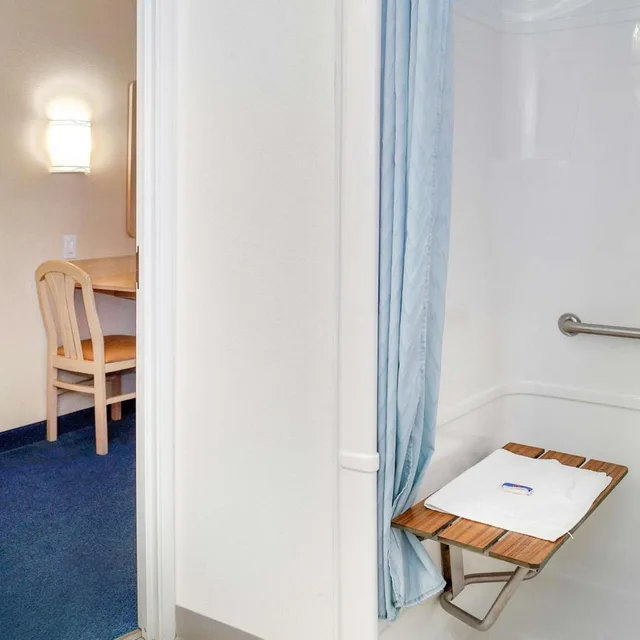 1 Queen Bed - ADA/RI Shower/Non-Smoking، Motel6 Peterborough, ON 7/7