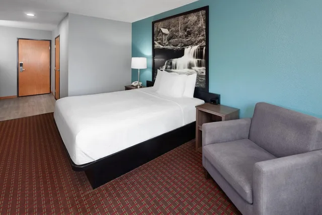 غرفة بسرير كوين بجاكوزي، McHenry Inn 4/6