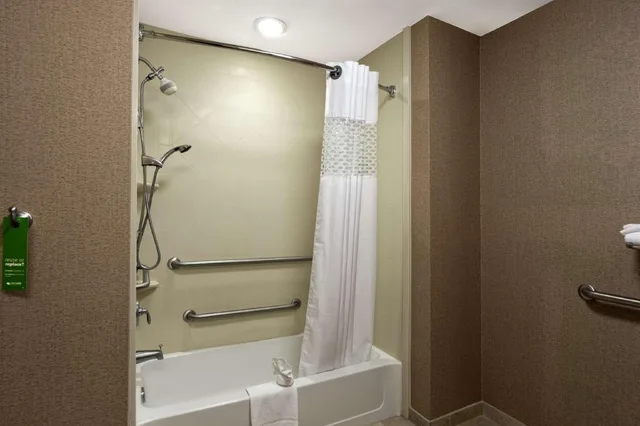 غرفة بسرير كينج بحوض جاكوزي بحوض استحمام لذوي الإعاقة، Hampton Inn Statesville 5/8