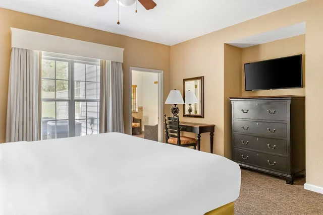 جناح ديلوكس بسريرين منفصلين وسرير كينج بغرفتي نوم، Hilton Vacation Club The Historic Powhatan Williamsburg 3/6