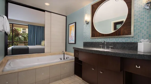 فيلا بسرير كينج بإطلالة على البحيرة بغرفة نوم واحدة مع أريكة، Bay Lake Tower at Disneys Contemporary Resort 3/4