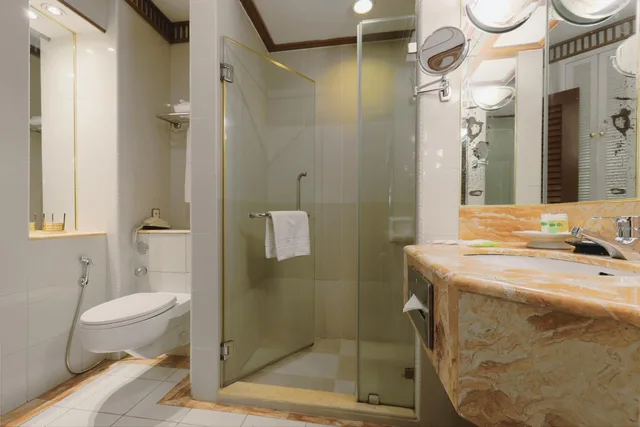 غرفة ديلوكس بسرير كينج بشرفة، The Jesselton Hotel 4/4