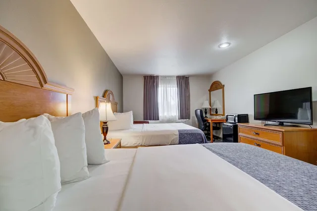 Standard, 2 Queen Beds, Econo Lodge Livingston Gateway To Yellowstone 3/8