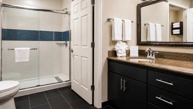 غرفة بسرير كينج لذوي الإعاقة، Staybridge Suites Charlotte Ballantyne 3/3