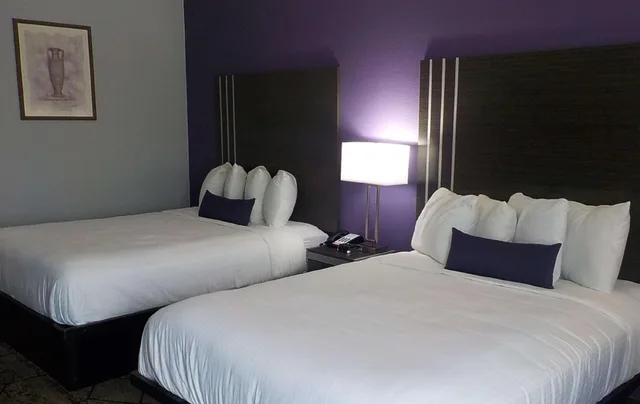 غرفة داخلية بسريرين كوين، SureStay Plus Hotel by Best Western Warner Robins AFB 2/5