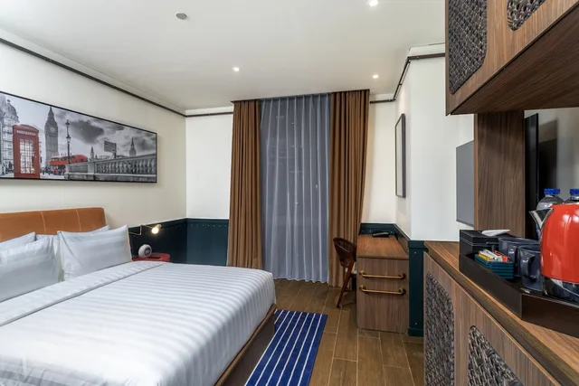 Room, Queen Bed, Skyline View، Ashley Tugu Tani Menteng 2/2