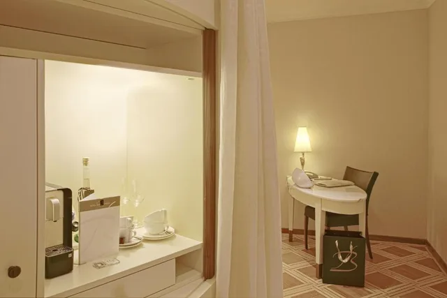 جناح رومانسي، Hotel des Balances 4/5