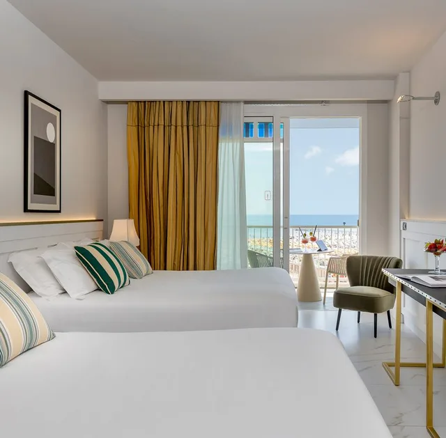 غرفة ديلوكس عائلية بإطلالة على البحر بشرفة، Savoia Hotel Rimini 1/5