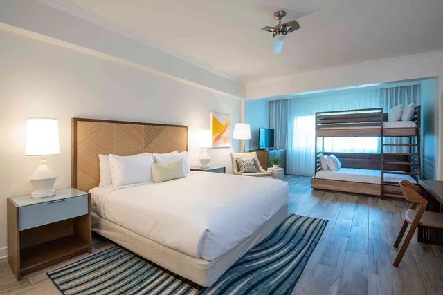 غرفة عائلية بسرير كينج وسرير فردي لذوي الإعاقة، Hawks Cay Resort 2/4
