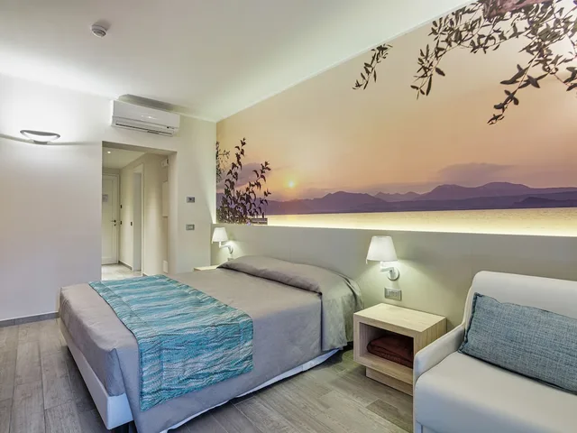 غرفة بانورامية بسرير مزدوج بإطلالة على البحيرة بشرفة، Hotel Cristina 7/10