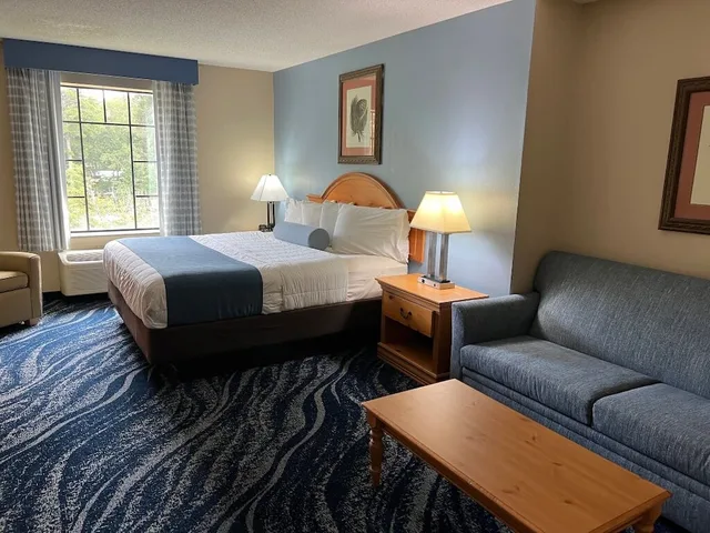 جناح كلاسيكي بسرير كينج بإطلالة على البحيرة مع أريكة، The Lodge On Lake Oconee 1/1