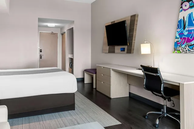 Room, King Bed, Bathtub, VIP Floor, Accessible، Best Western Premier Winnipeg East 5/8
