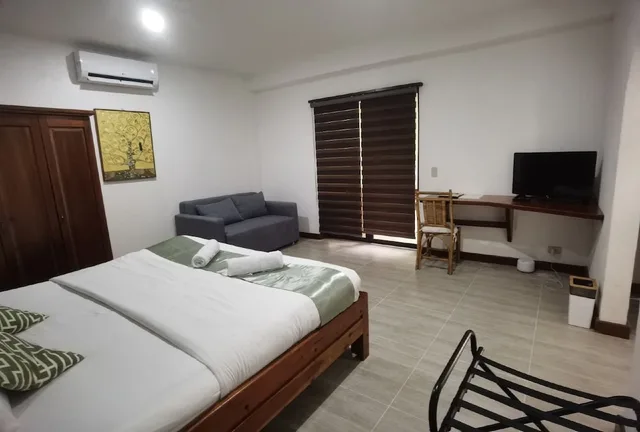 استوديو بسرير كينج، Munting Paraiso 1/6