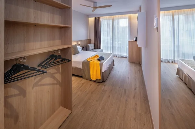 غرفة قياسية بثلاثة أسرّة بشرفة مع سرير إضافي، GHT Oasis Tossa & Spa 5/10