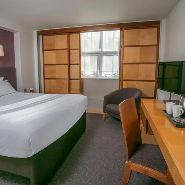 غرفة بسرير مزدوج بحوض استحمام لذوي الإعاقة، Milestone Peterborough Hotel A1M, Sure Hotel Collection 1/6