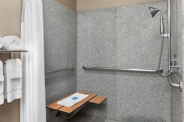 جناح بسرير كينج مع أريكة لذوي الإعاقة، Comfort Suites Boise West Meridian 7/8
