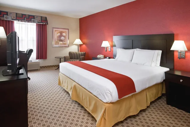 جناح بسرير كينج بحوض جاكوزي، Quality Inn & Suites Oakwood Village - Cleveland South 6/10