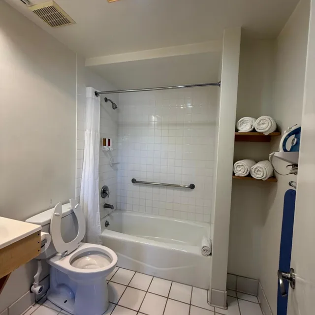غرفة بسريرين كوين، Jolly Roger Hotel 5/5