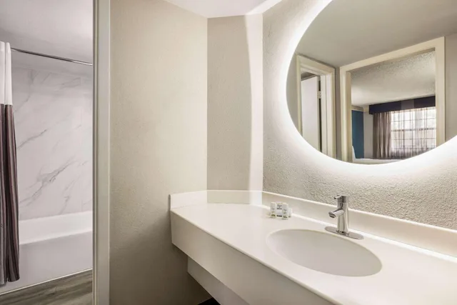 جناح عائلي بسرير كينج وسريرين مزدوجين، La Quinta Inn by Wyndham San Antonio I-35 N at Toepperwein 5/6