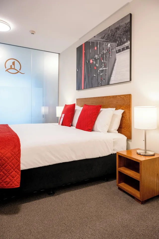 1 Bedroom, Executive, Suite, Queen Bed, North Wing، Boulcott Suites 2/8