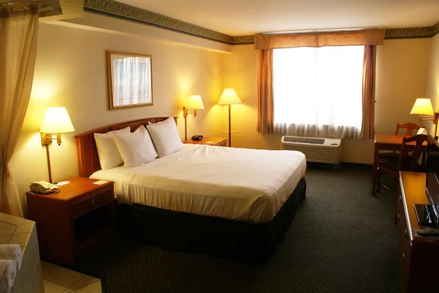 جناح بسرير كينج بحوض جاكوزي لذوي الإعاقة، Country Inn & Suites By Radisson Lansing MI 2/3