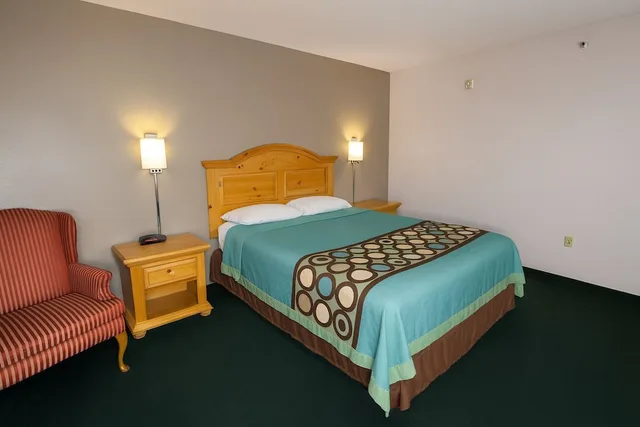 غرفة بسرير كوين لذوي الإعاقة، Rodeway Inn Milaca 1/5