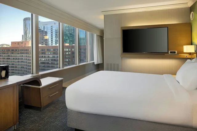 غرفة بسرير كينج بإطلالة على المدينة مع أريكة، Courtyard Chicago Downtown/Magnificent Mile 1/6