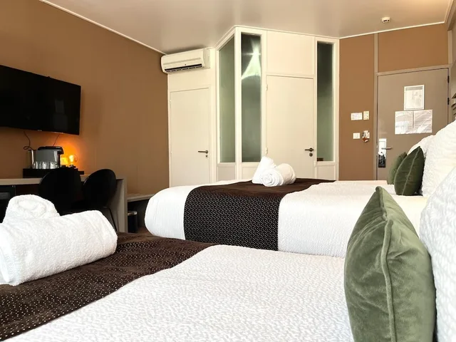 1 Bedroom, Triple, 1 Double and 1 Single Bed, Hotel Le Renard 4/10
