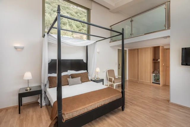 Loft, Deluxe, 1 Double and 3 Single Beds، San Nicolas Hotel 2/4