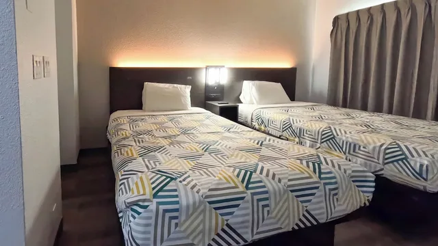 غرفة قياسية رباعية بسريرين مزدوجين بمطبخ صغير، Studio6 Brownsville, TX 7/10