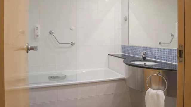 غرفة بسرير كوين مع أريكة، Taj Dubai 9/10