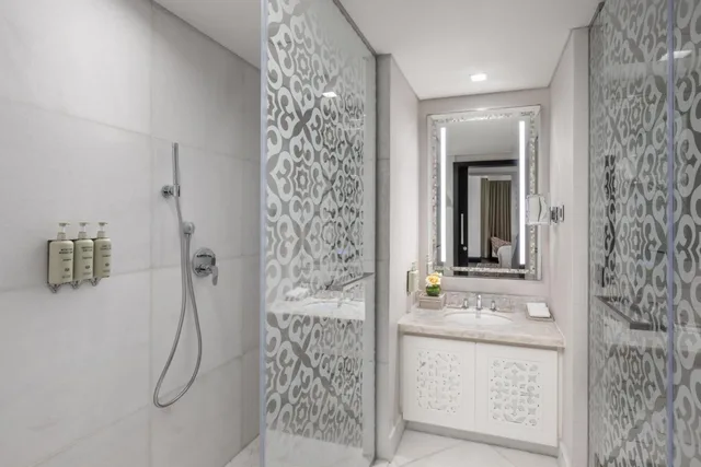 Room, King Bed, Partial Haram View, Rotana Jabal Omar Makkah 3/3