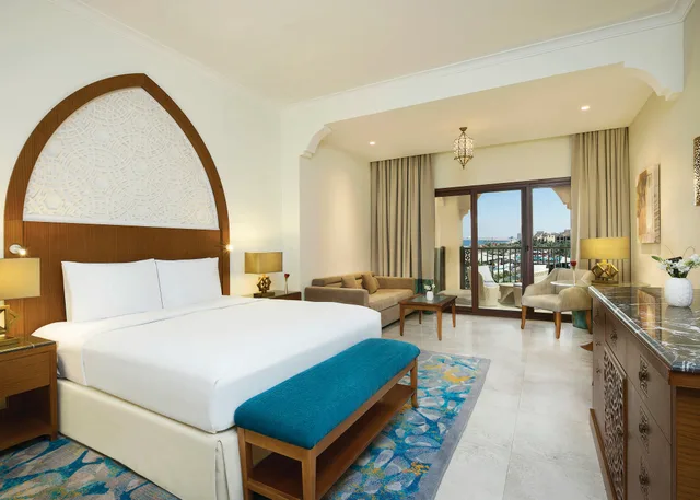غرفة ديلوكس بسرير كينج بإطلالة على الحديقة، Double Tree by Hilton Resort and Spa Marjan Island 1/3