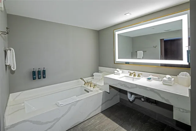 Preferred, 2 Rooms, Premier, Suite, King Bed, Partial Ocean View، Hilton Marco Island Beach Resort and Spa 4/6