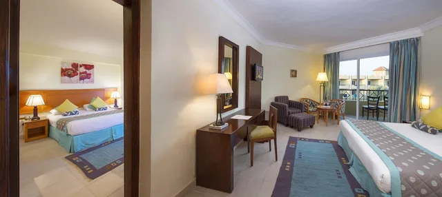 غرفة عائلية بسرير كوين وسريرين منفصلين بإطلالة على المسبح بغرفتي نوم، Amwaj Beach Club Abu Soma 1/2