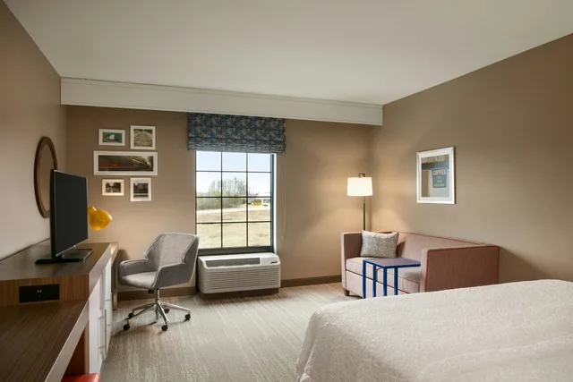 غرفة بسرير كينج مع أريكة، Hampton Inn Kernersville 4/8