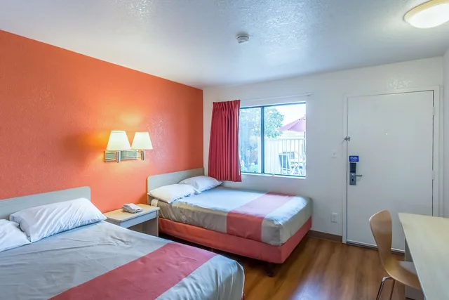 غرفة ديلوكس بسريرين مزدوجين، Motel6 Redding, CA - North 1/7
