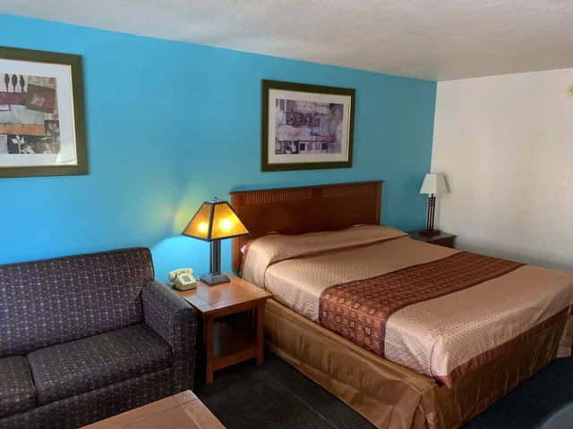 Suite, King Bed, Claridge Inn 2/4