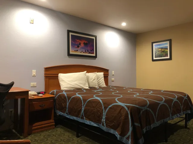 غرفة قياسية بسرير كينج، Orange Tustin Inn 7/10