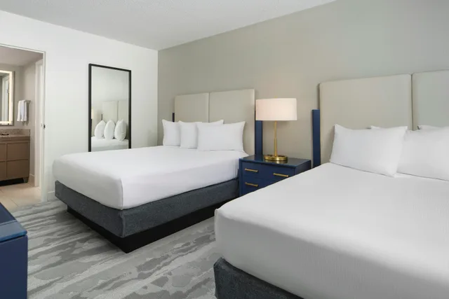 غرفة بريميوم بسريرين كوين لذوي الإعاقة، Embassy Suites By Hilton Myrtle Beach Oceanfront Resort 1/3