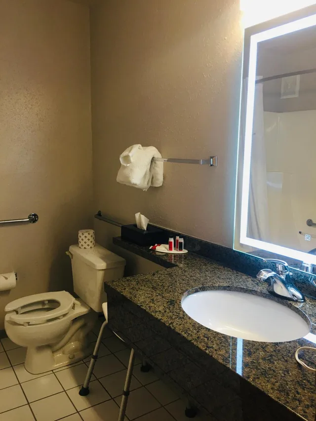 Room, King Bed, Queen Bed, Accessible, Super 8 by Wyndham Swift Current 5/6