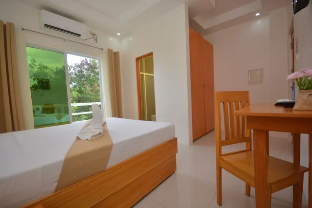 غرفة قياسية بسرير كوين بشرفة، Cherrys Courtyard 1/1