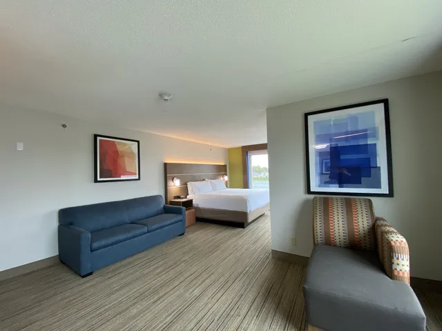 جناح بسرير كينج مع أريكة، Holiday Inn Express Suites Somerset Central 4/8