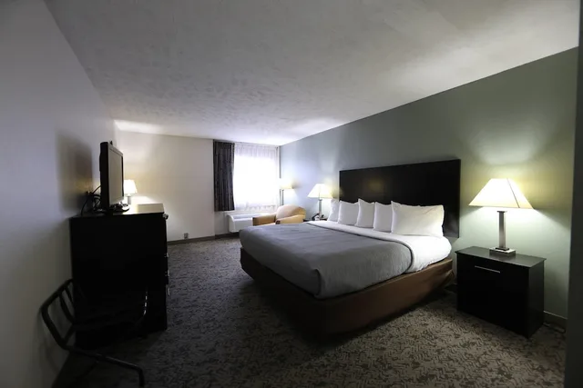 غرفة قياسية بسرير كينج، Quality Inn Suites Mattoon 2/4